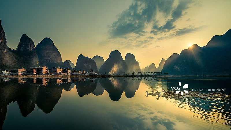 夕阳下的村庄图片素材