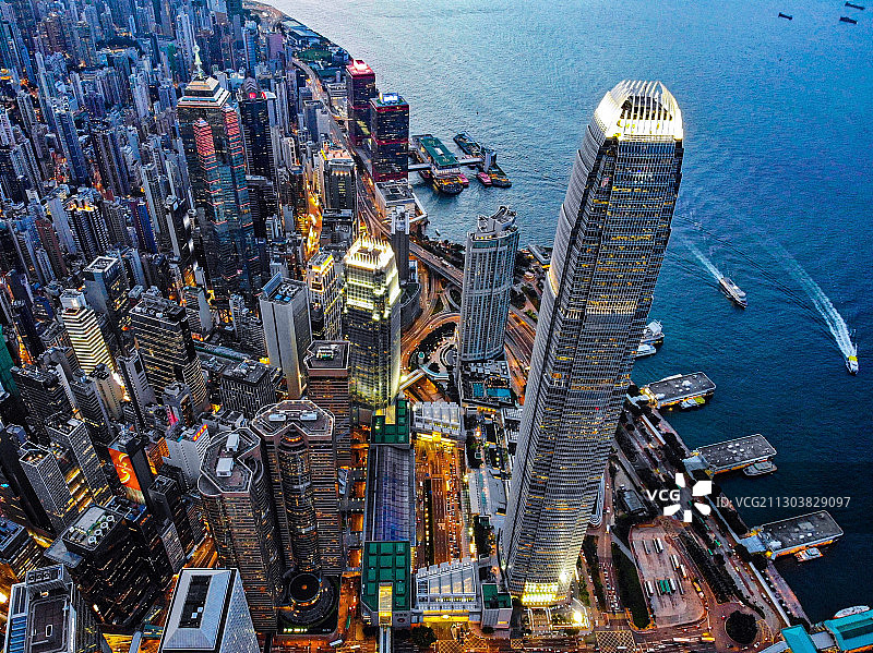 岸边密集高楼图片素材