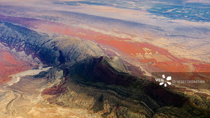 航拍新疆库尔勒五彩大地图片素材