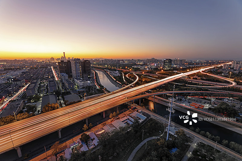 通透的天气，北京，近处是五环路远通桥，远眺国贸北京中信大厦图片素材