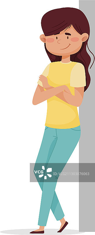 双臂交叉倾斜的黑发女人图片素材