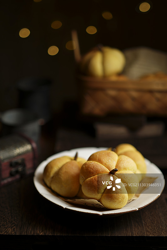 放在白色盘子里的万圣节南瓜面包图片素材