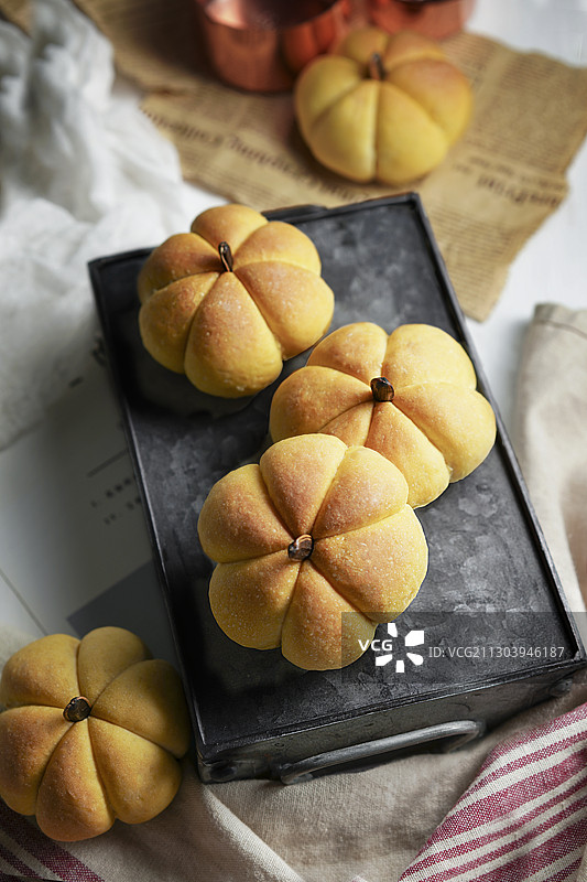 放在铁盘里的南瓜面包 万圣节图片素材