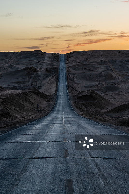 青海省海西州315国道U型公路风光图片素材