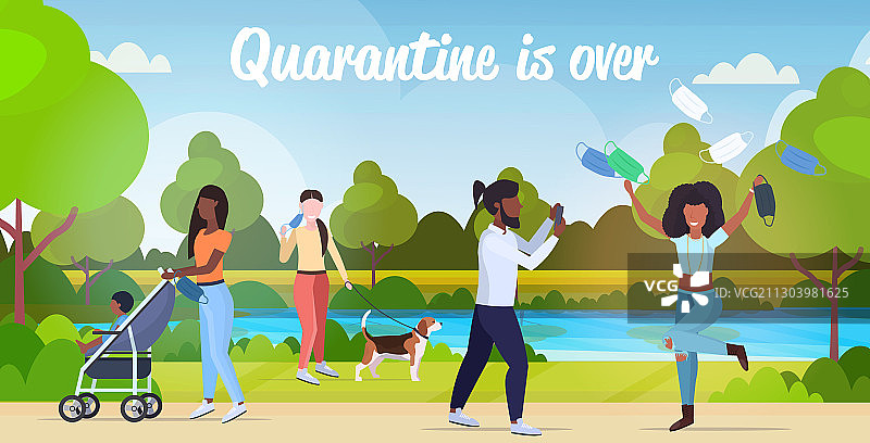 户外庆祝的混血人群图片素材