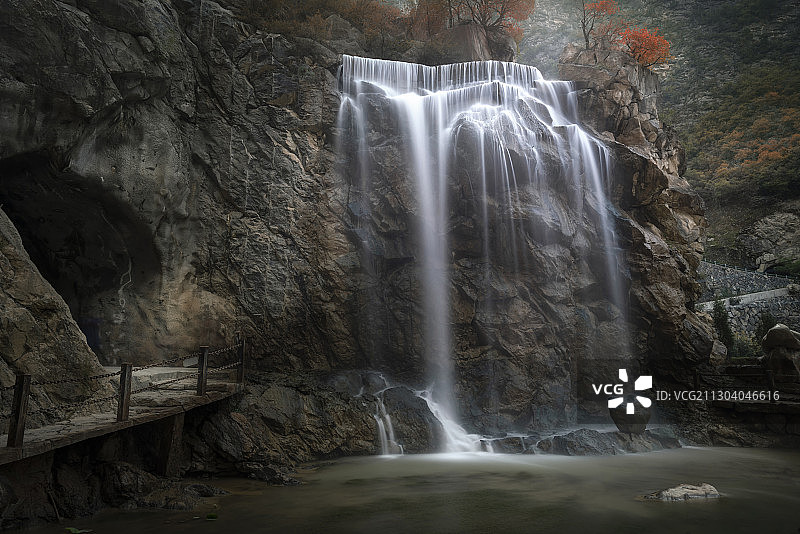 陕西咸阳泾阳泾峡郑国渠红叶节瀑布图片素材