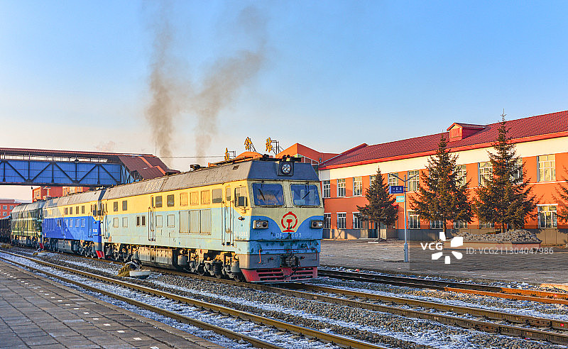 三台机车牵引货物列车南岔站发车去南乌线柳树方向图片素材
