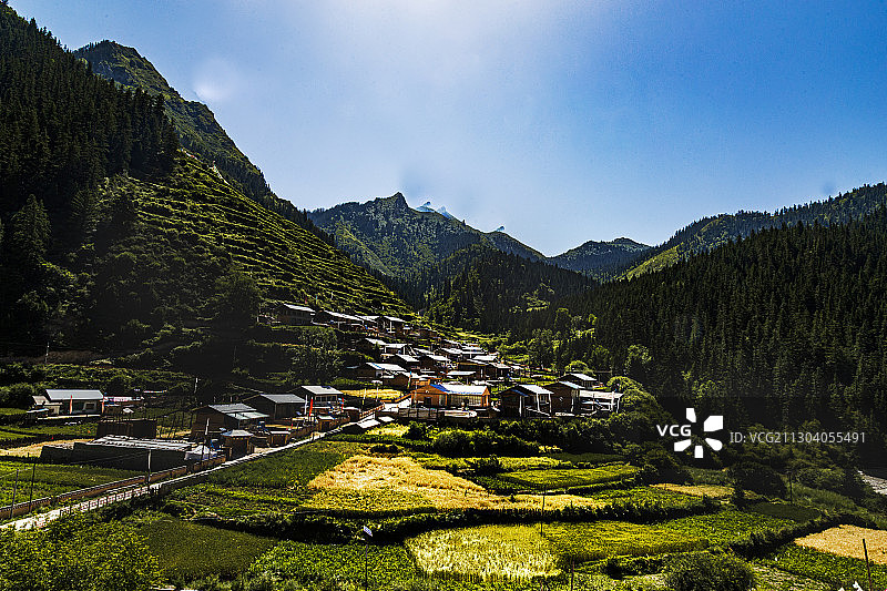 西藏林芝市察隅县藏寨图片素材