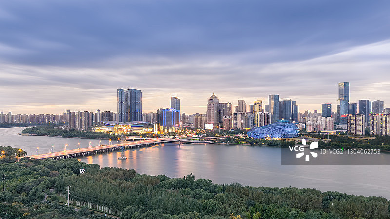 辽宁省沈阳市浑河商业区城市夜景图片素材