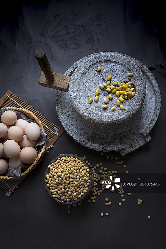 现磨豆浆与新鲜鸡蛋图片素材