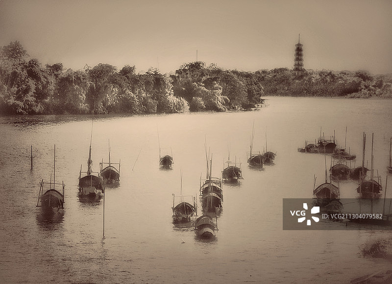 广东清远大桥旁的飞水塔图片素材