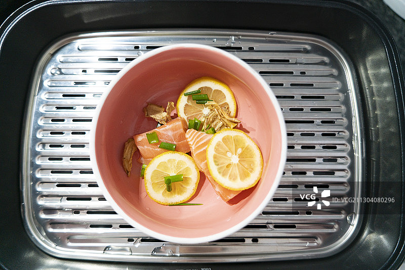 厨具碗里的宝宝三文鱼寿司食材图片素材