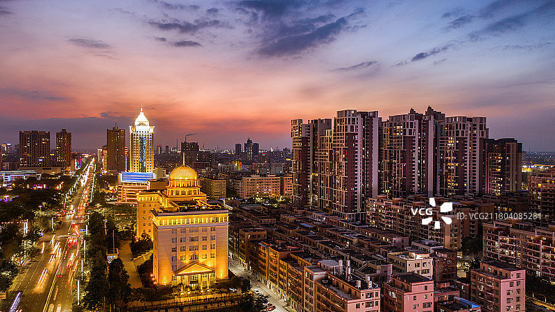 广东省茂名市茂南区油城路火烧云夜景图片素材
