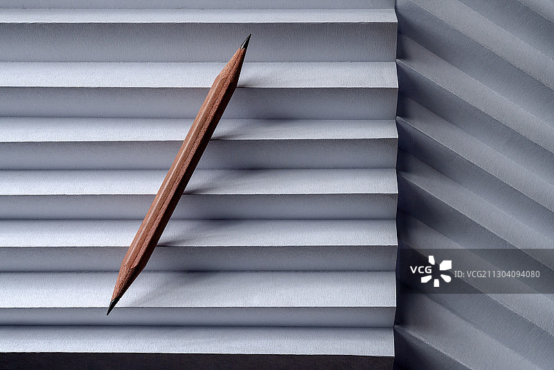 铅笔和白纸塑造的线条图片素材