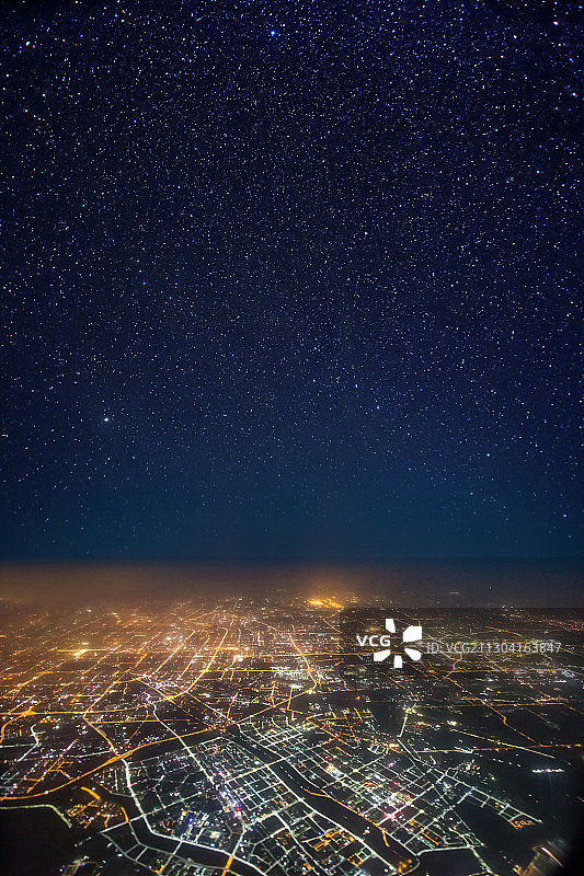 高空上看北京城和星空图片素材