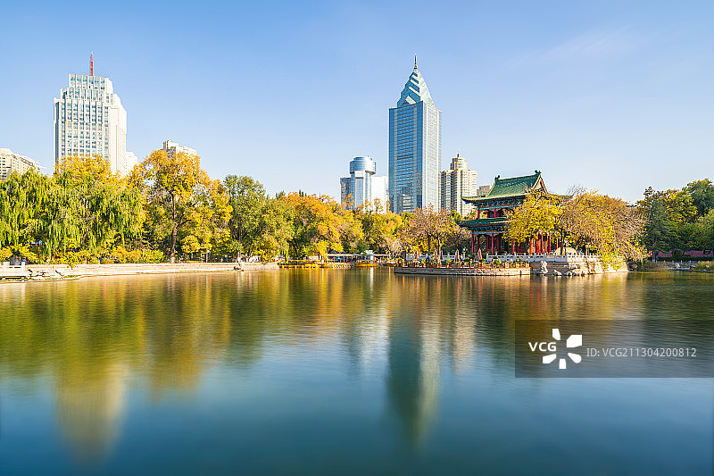 中国新疆乌鲁木齐市沙依巴克区人民公园白天风光图片素材