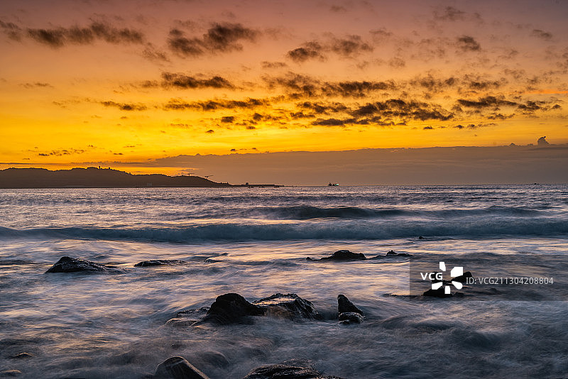 日出前的福建漳州镇海角海岸风景，一半是海水一半是火焰图片素材