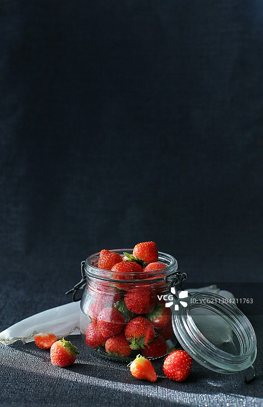 是个爱吃水果的人图片素材