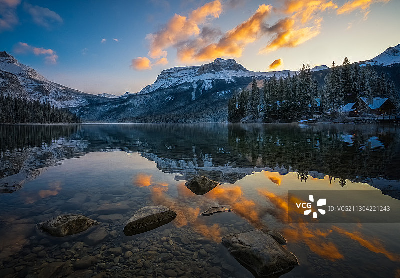 清澈倒影图片素材