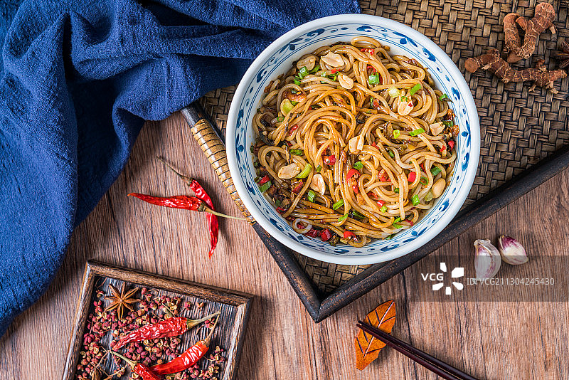 放在木桌上的一碗南昌拌粉图片素材