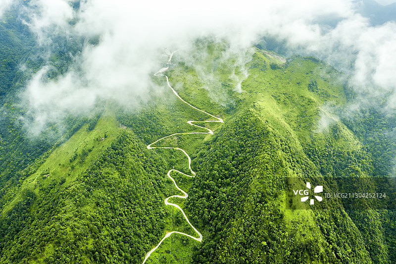 云雾中的达州宣汉罗盘顶图片素材