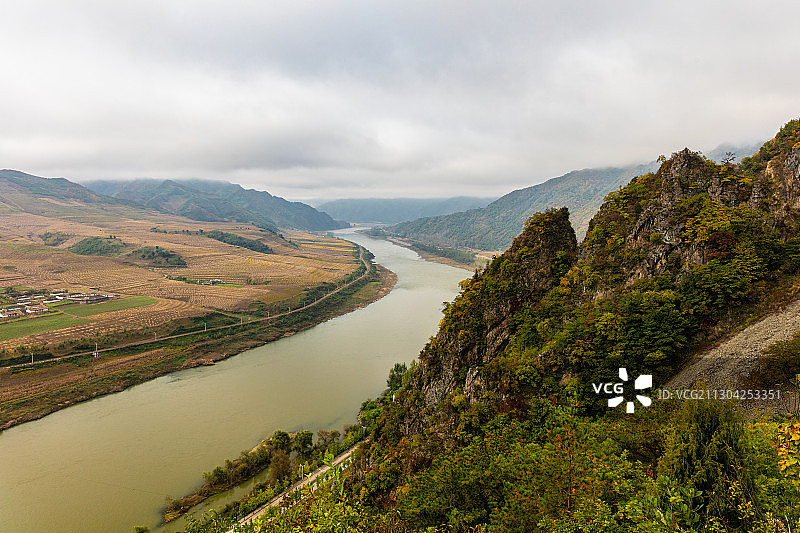 中朝边界鸭绿江山水秋季风光图片素材