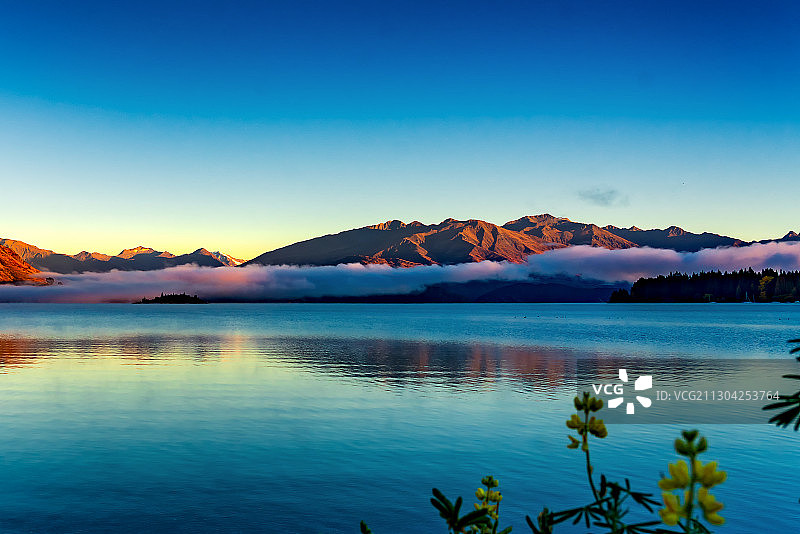 晨曦湖景图片素材