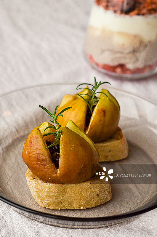 烤无花果奶酪法棍开放三明治图片素材