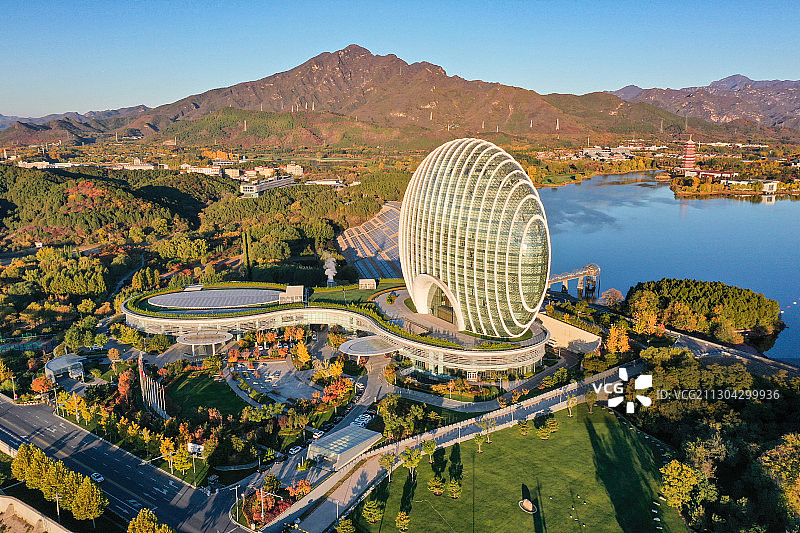 清晨的日出东方凯宾斯基酒店图片素材