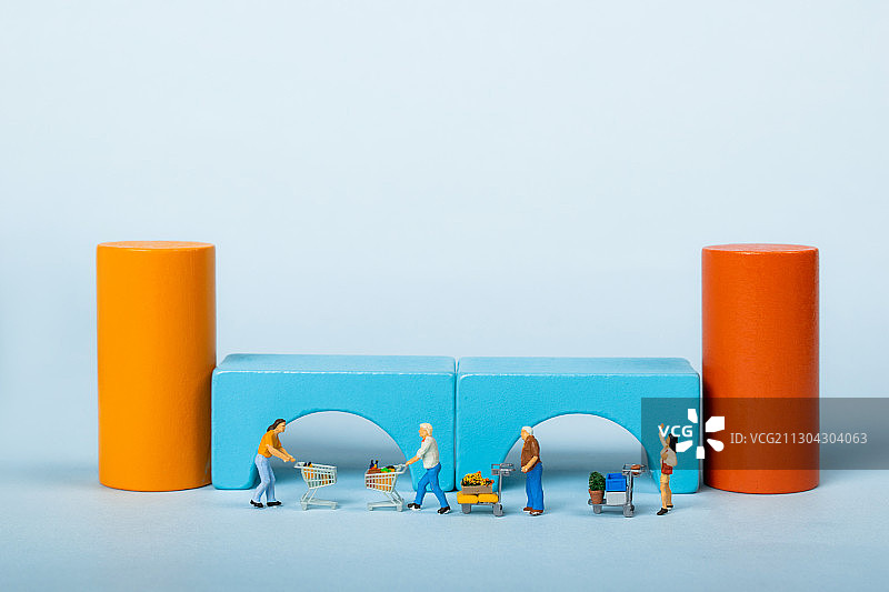 双十二购物节人群进行购买礼物送给自己和亲朋好友图片素材