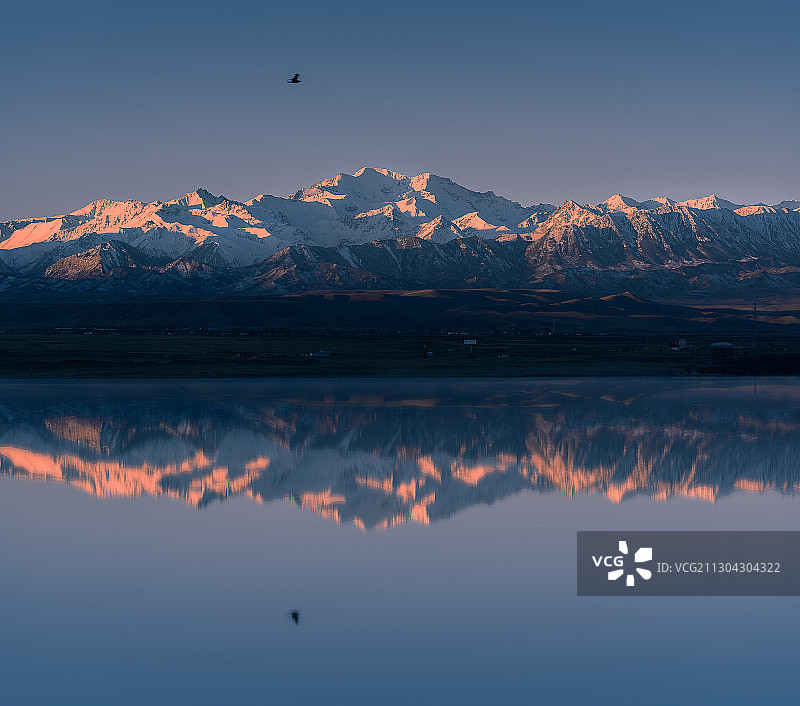 祁连雪山日出图片素材