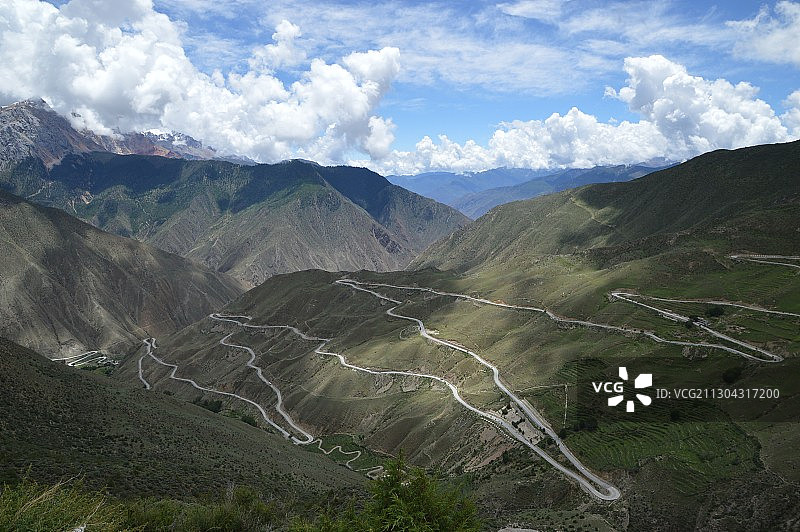 怒江72拐，又是天路七十二拐，是川藏线上的一个代表性的景观图片素材
