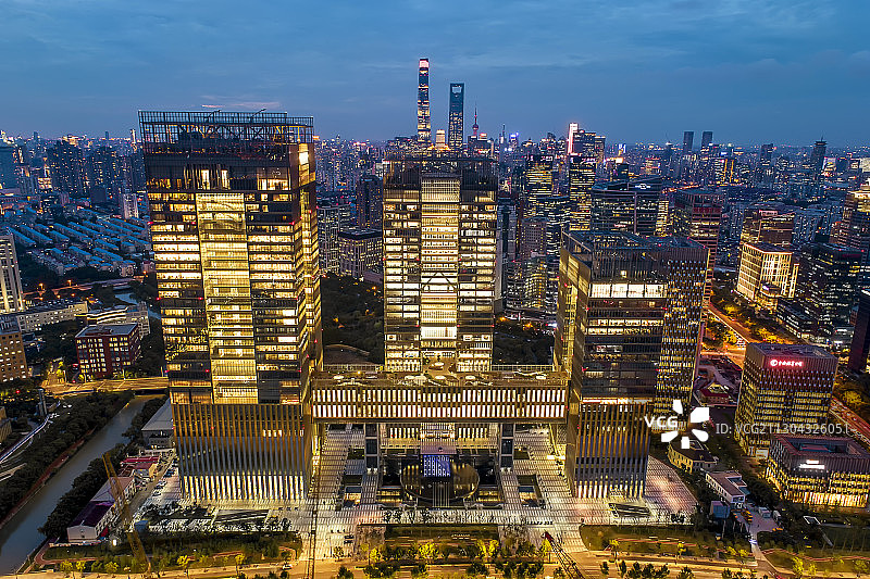 小陆家嘴地区的新地标--上海金融交易广场图片素材
