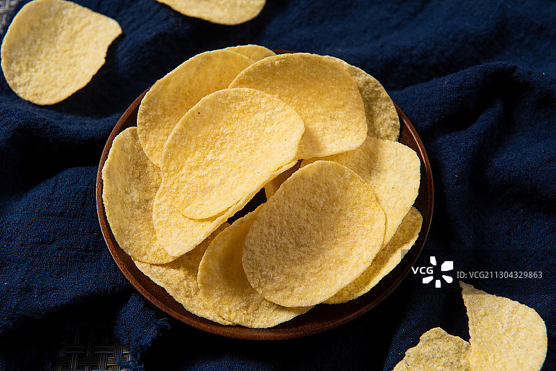 碗里的香脆薯片特写图片素材