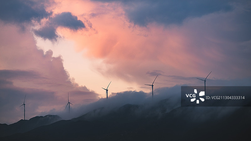 火烧云与山顶的风车图片素材