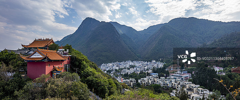云南玉溪抚仙湖笔架山上远眺禄充风景区图片素材