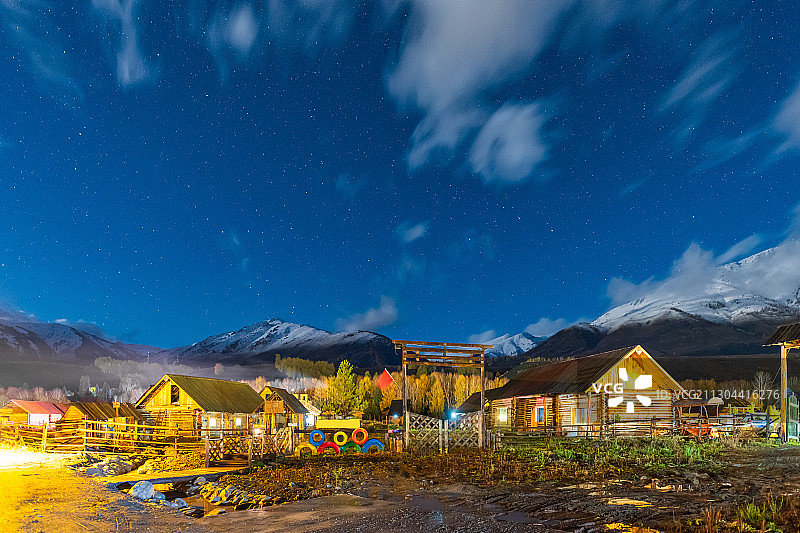 新疆阿勒泰地区布尔津喀纳斯景区禾木乡村星空夜景图片素材