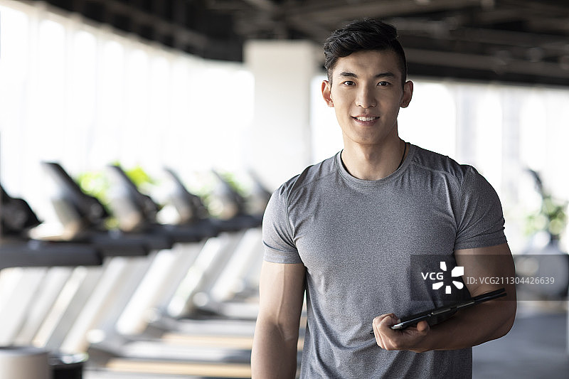 年轻的健身教练图片素材