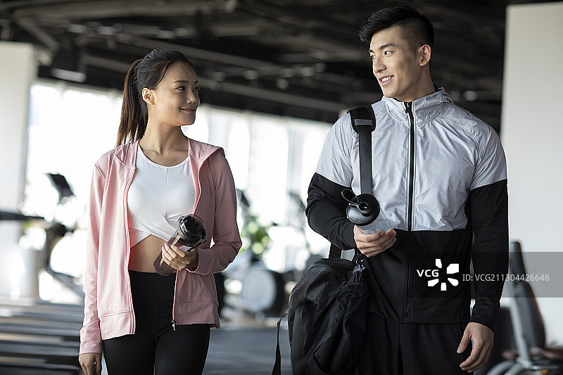 年轻情侣在健身房健身图片素材