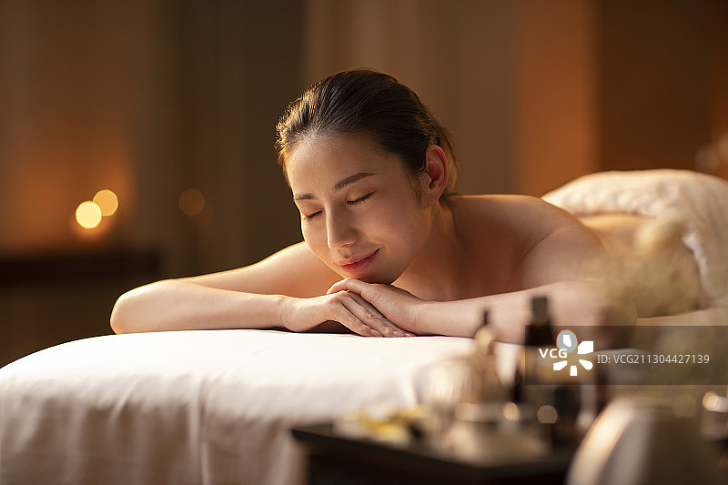 年轻美女做SPA图片素材