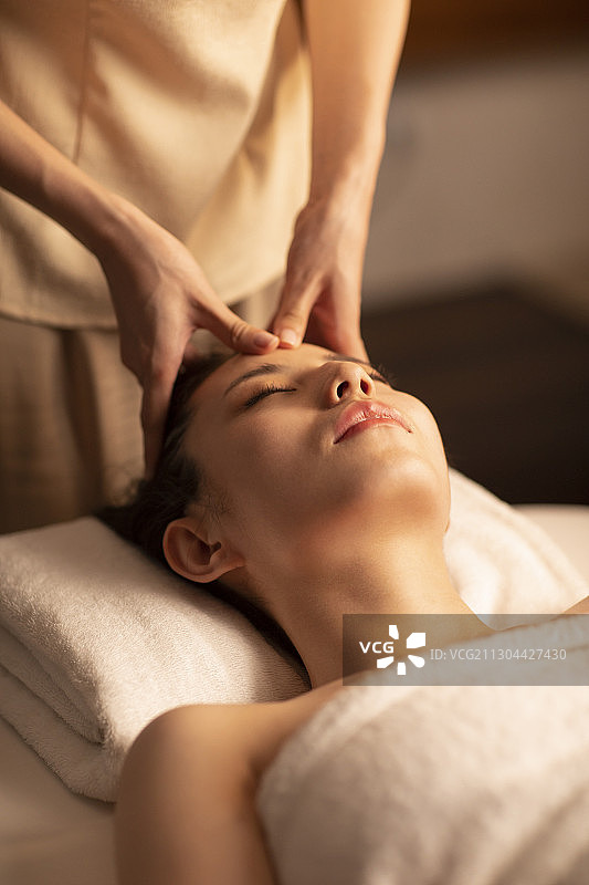 年轻美女做SPA图片素材