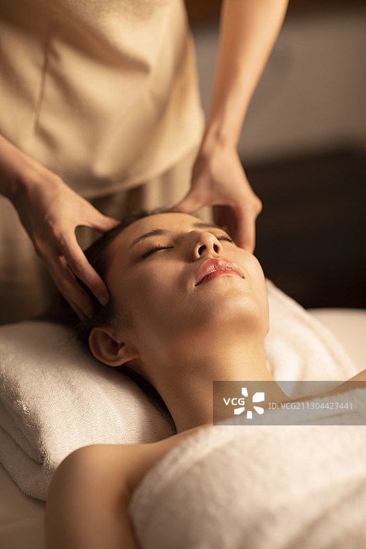 年轻美女做SPA图片素材