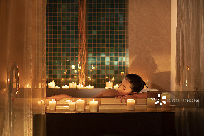 年轻女子泡澡放松图片素材