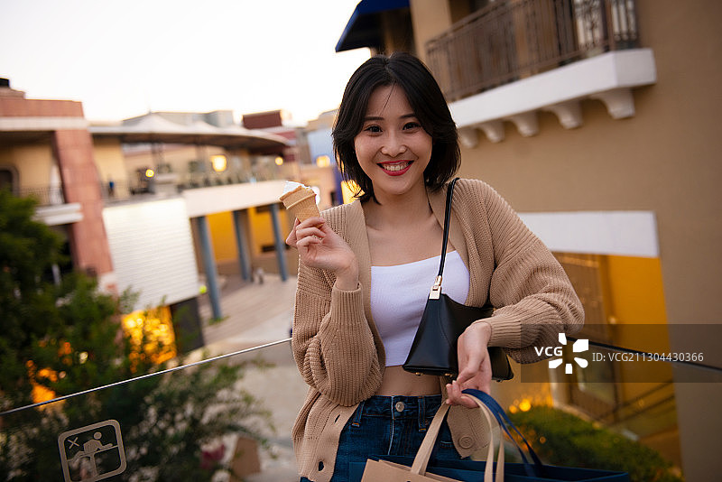 快乐的购物女性图片素材