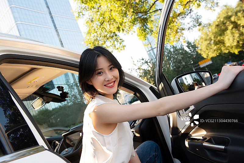 汽车旁使用手机的都市白领图片素材