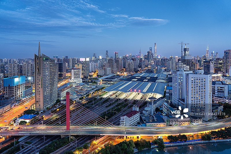 上海火车站-陆家嘴城市天际线图片素材