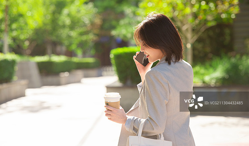 快乐的青年商务女士在打电话图片素材