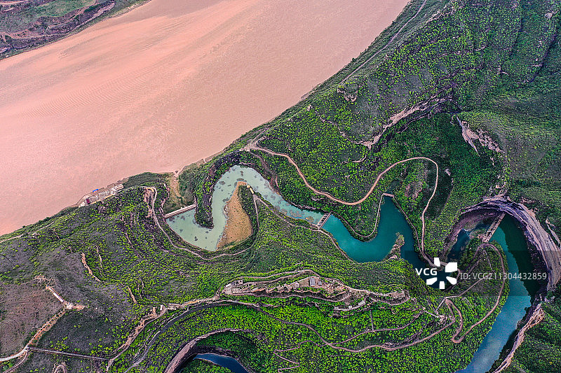 汇入黄河乾坤湾段的一支清流图片素材