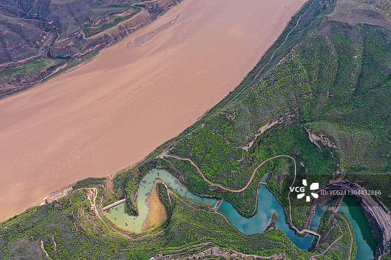 汇入黄河乾坤湾段的一支清流图片素材
