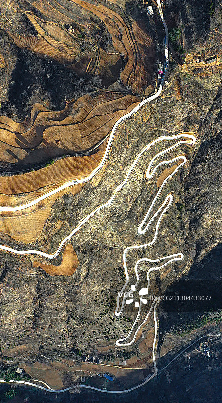 豫西大山里的羊肠路与月牙田图片素材